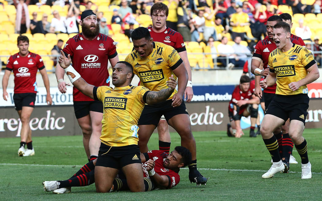 Hurricanes Ngani Laumape celebrates his try 2021.