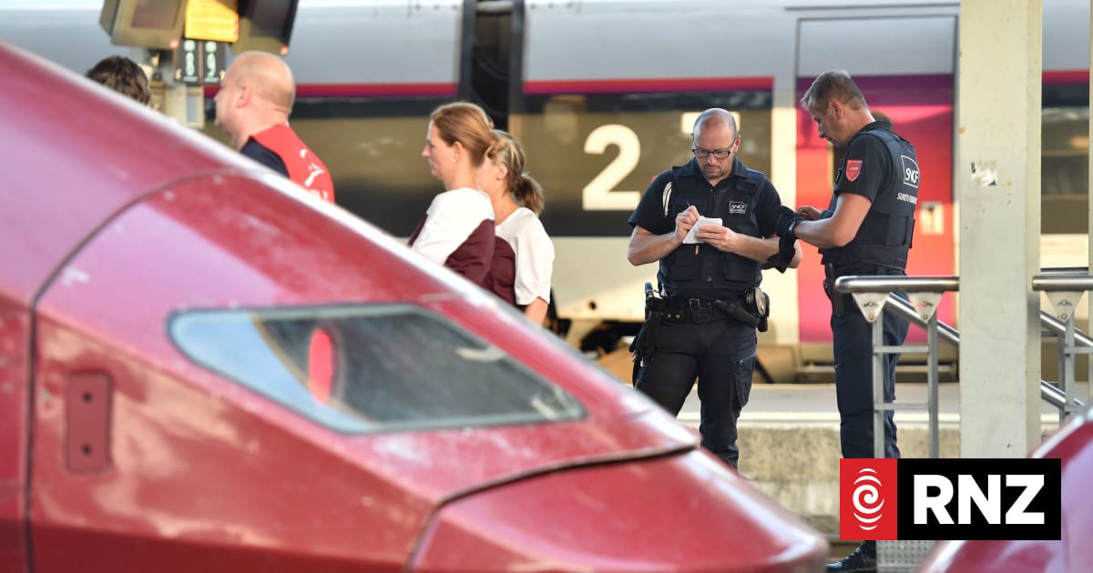 Gunman overpowered by off-duty soldiers | RNZ