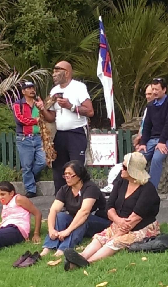 Kingi Taurua, wearing cloak, called on Titewhai Harawira to return to the hapu.