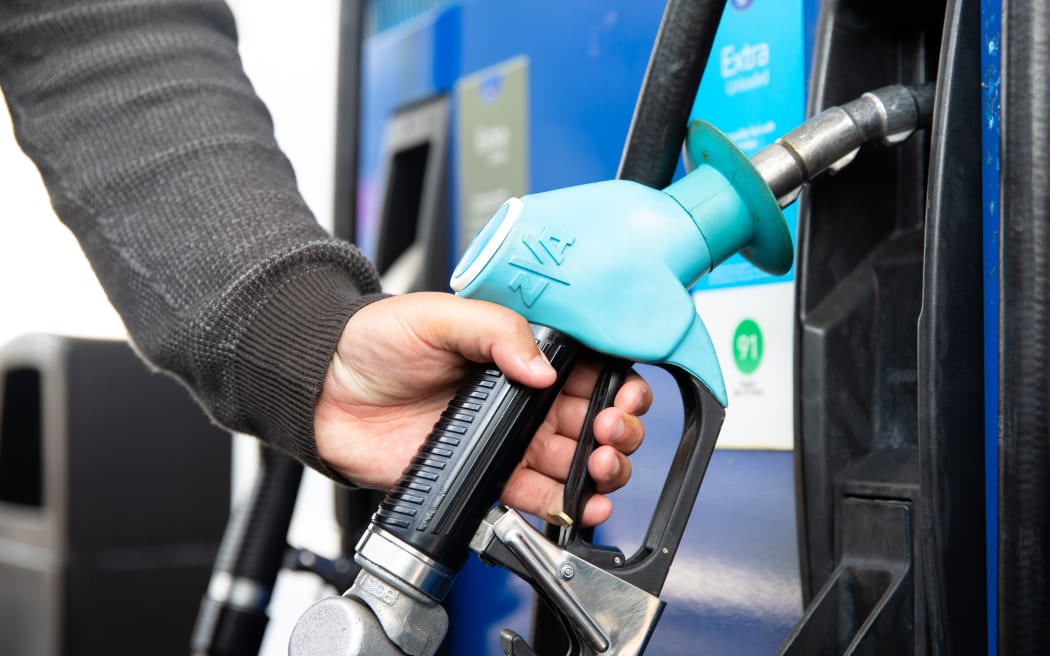 4N1MRAL 191205 PETROL PUMPS 3 27956? a=BACCd2AD