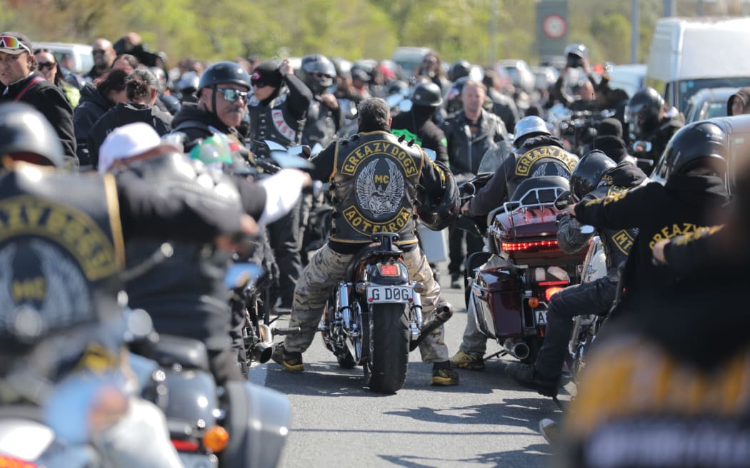 Supporters on motorbikes await Kiingi Tuheitia's body arrival at Taupiri maunga