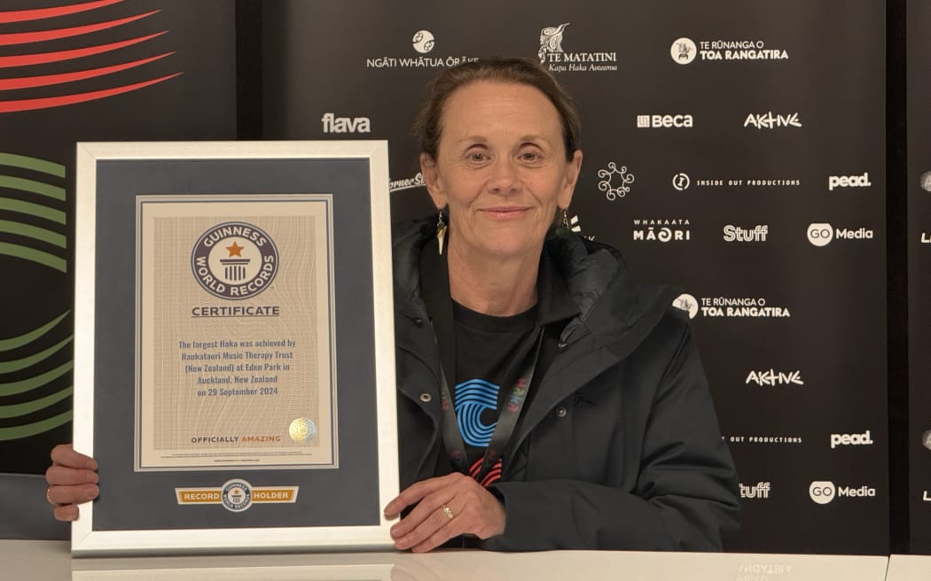 Dame Hinewehi Mohi with the Guinness World Records certificate for world's largest haka.