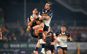 Quinn Tupaea competes for the ball with Andy Muirhead.
