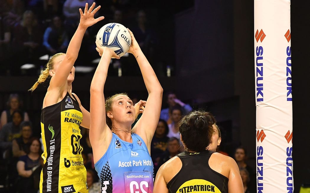 Steel's Jen O'Connell looks to shoot with Pulse's captain Katrina Rore and Sulu Fitzpatrick defending.