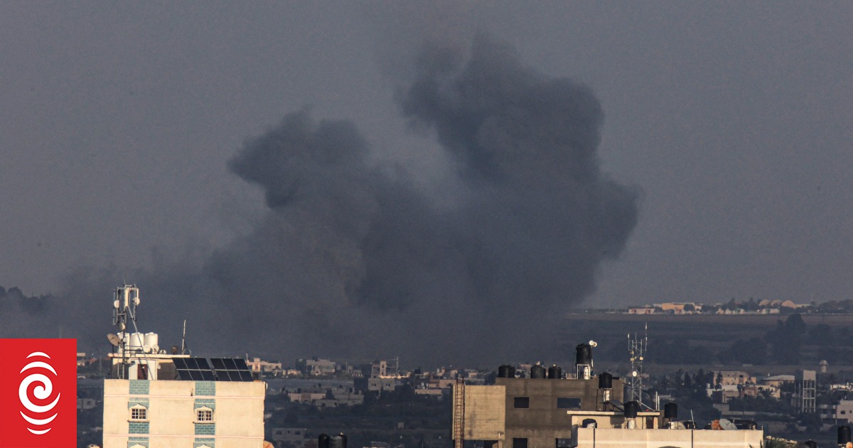Urzędnicy ze Strefy Gazy mówią, że w izraelskich nalotach zginęło dziesiątki osób podczas jednej z najkrwawszych nocy wojny
