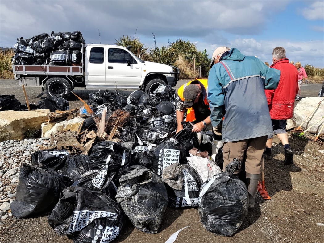 Volunteers clean up rubbish at Cobden.