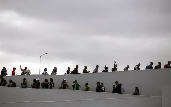 At least 150 Central American migrants reached the border between Mexico and the United States on Sunday, determined to seek asylum from the US. The group arrived in the Mexican border town of Tijuana, part of a caravan of more than 1000 people who set out from Mexico's southern border on March 25.