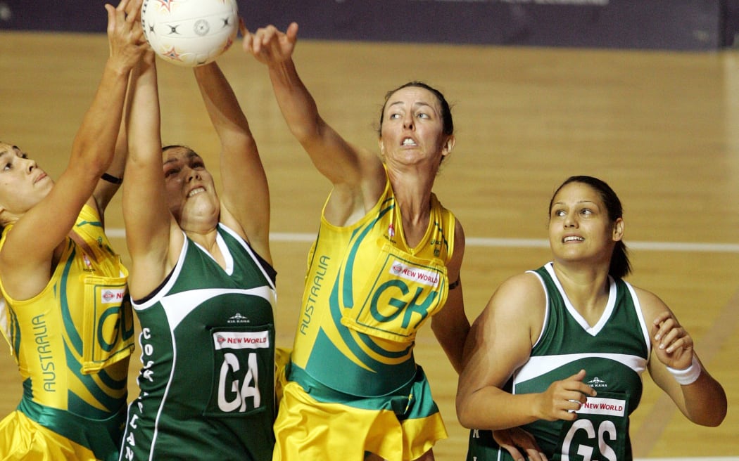 Cook Islands netball coach Anna Andrews-Tasola (R) playing for the Black Pearls vs Australia at the 2007 World Cup.