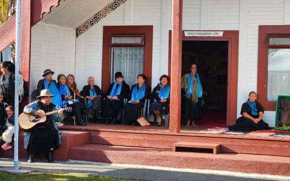 Whānau await the arrival of the Crown at Ngāpūwaiwaha Marae in Taumarunui.