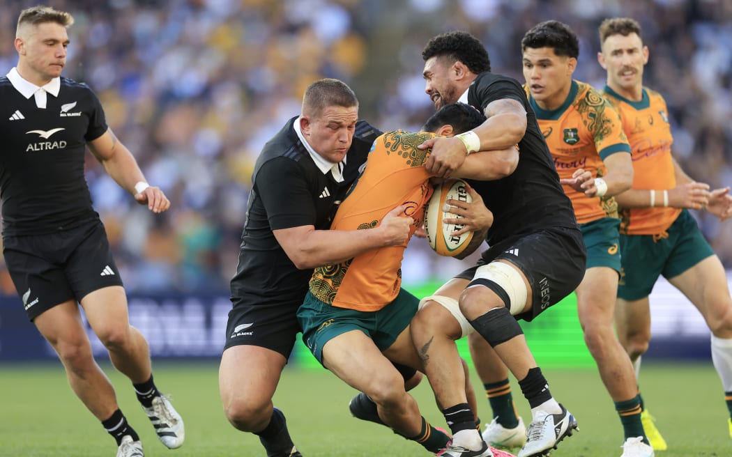 Ethan de Groot, left and Ardie Savea of the All Blacks tackle Noah Lolesio of the Wallabies during the All Blacks v Australia, Lipovitan-D Rugby Championship test match, Accor Stadium, Sydney, Australia, Saturday, 21 September 2024. (Photo by Mark Evans / action press)