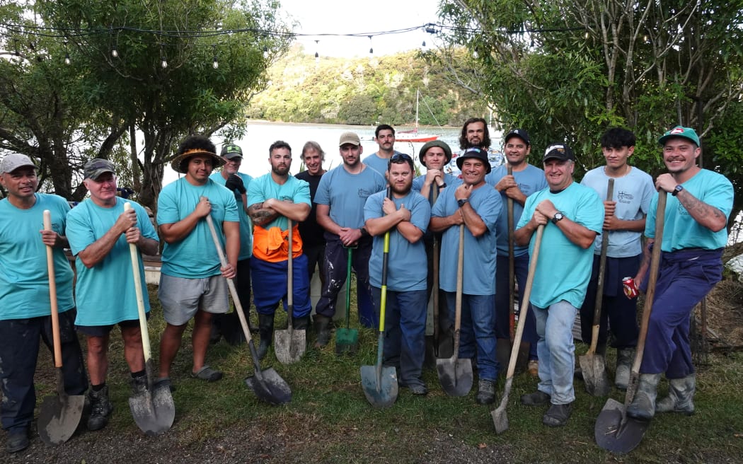 The Kororāreka-Russell hāngī crew take a short break from their labour.