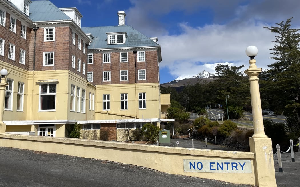 The Chateau Tongariro closed at the beginning of 2023.  Photographed more than two years later it was showing signs of decay in October 2025.