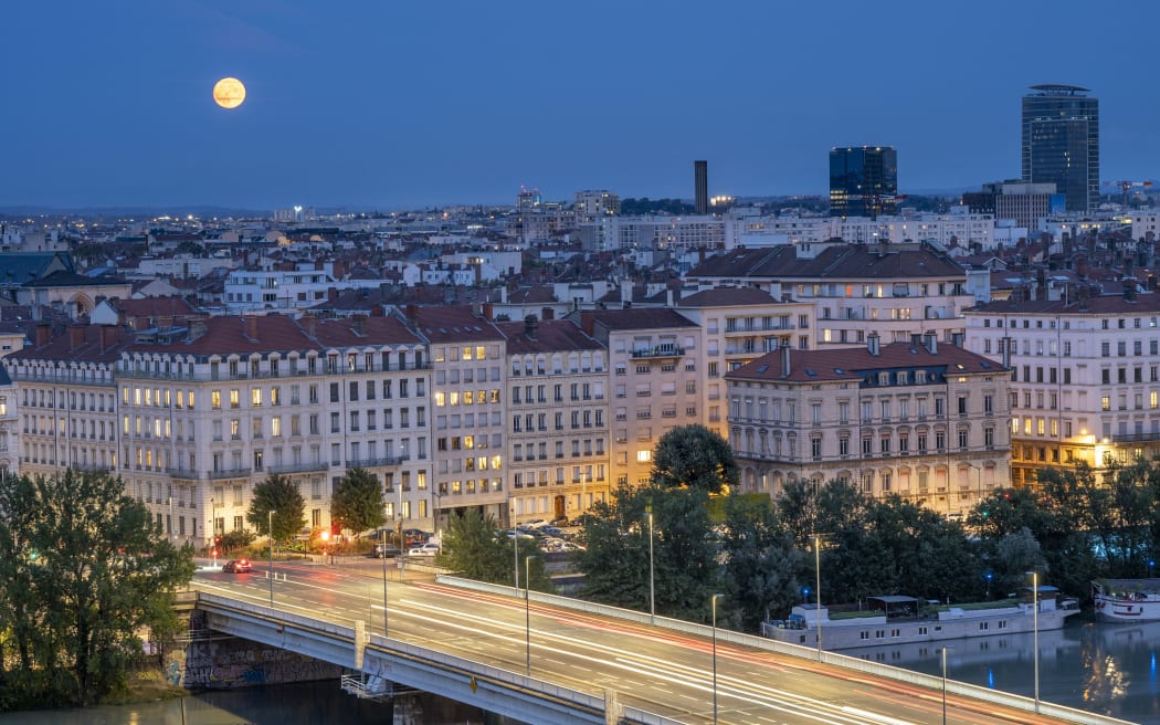 France, Lyon, 2023-08-30. General view of the city of Lyon with buildings in the 6th arrondissement and a summer super full moon in August. Photograph by Antoine Boureau / Hans Lucas.
France, Lyon, 2023-08-30. Vue d ensemble de la ville de Lyon avec immeuble du 6eme arrondissement et super pleine lune d ete du mois d aout. Photographie par Antoine Boureau / Hans Lucas. (Photo by Antoine Boureau / Hans Lucas / Hans Lucas via AFP)