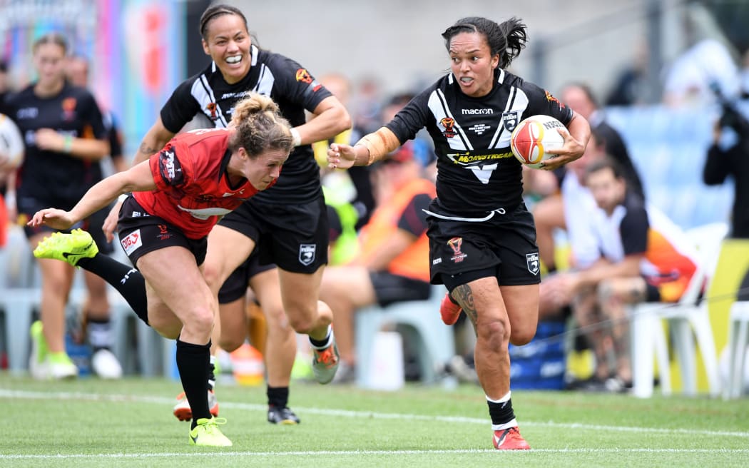 Shontelle Woodman with ball for Kiwi Ferns at women's 2017 RLWC, Honey Hireme watching on.