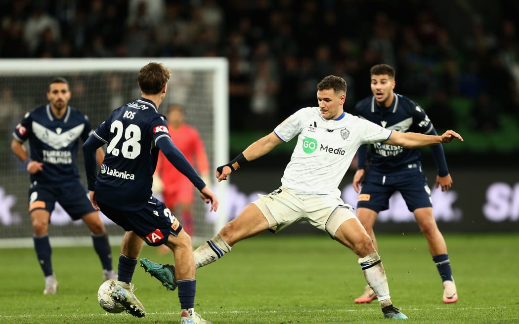 Louis Verstraete of Auckland FC contest the ball