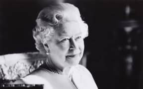 A black and white picture of the qeen.