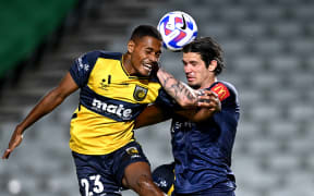 Dan Hall of the Mariners competes to head the ball with Oskar Zawada of the Phoenix