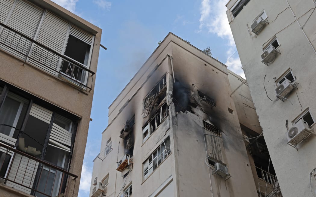 A residential building in Tel Aviv is damaged following a rocket attack from the Gaza Strip into Israel on October 7, 2023. (Photo by JACK GUEZ / AFP)
