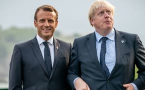 24 August 2019, France (France), Biarritz: Emmanuel Macron (l), President of France, welcomed Boris Johnson, Prime Minister of Great Britain, before the start of the summit.