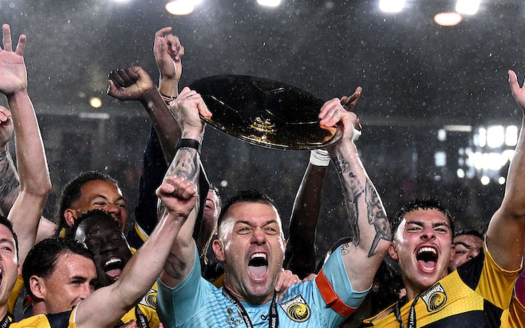 Danny Vukovic of the Central Coast Mariners and teammates lift the Premiers Plate.
