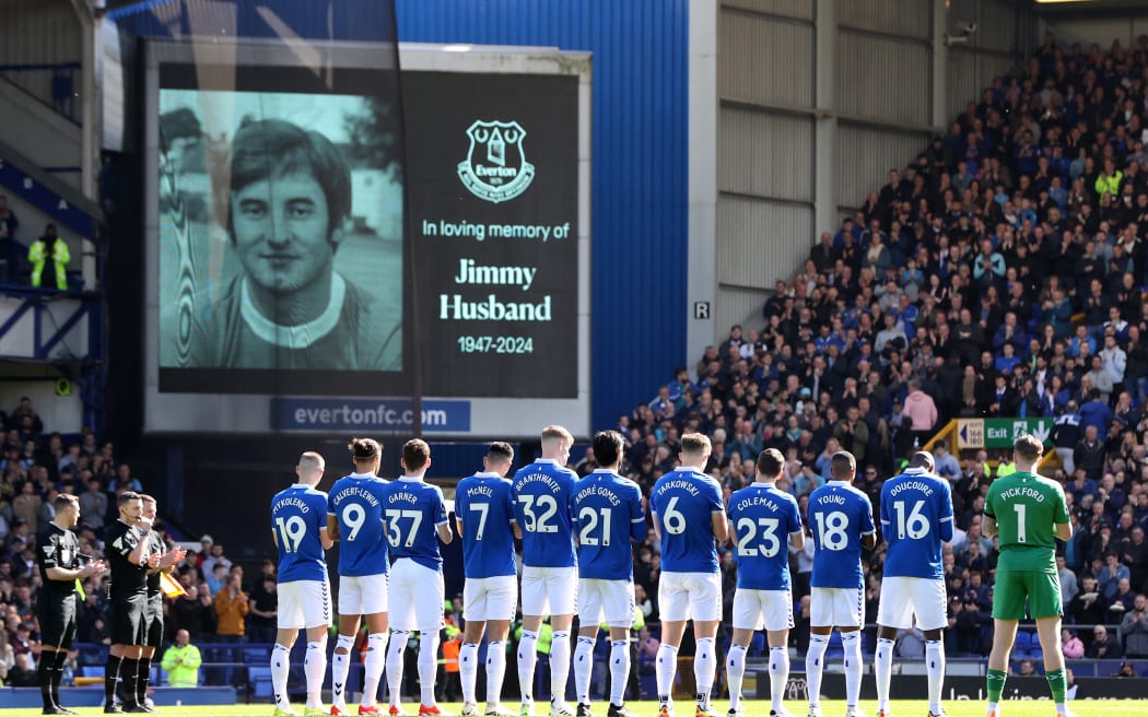 Everton players take part in a minute of applause at Goodison Park before the kick off in memory of former player Jimmy Husband.