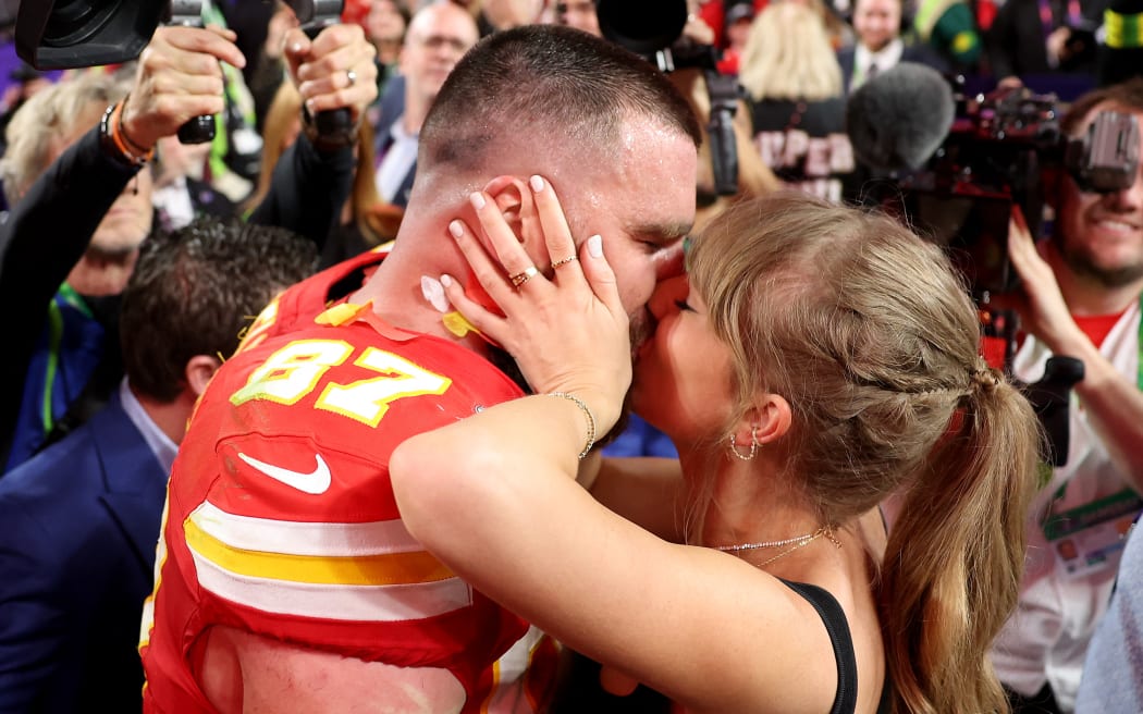 US singer-songwriter Taylor Swift and Kansas City Chiefs' tight end #87 Travis Kelce embrace after the Chiefs won Super Bowl LVIII against the San Francisco 49ers at Allegiant Stadium in Las Vegas, Nevada, February 11, 2024. (Photo by Patrick T. Fallon / AFP)