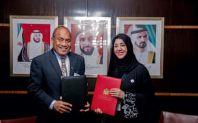 H.E. Reem Al Hashimy, Minister of State for International Cooperation and Taneti Mamau, President of Kiribati, sign an agreement on mutual visa arrangement.