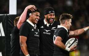 Tupou Vaa'i celebrates his try with Patrick Tuipulotu and Beauden Barrett.