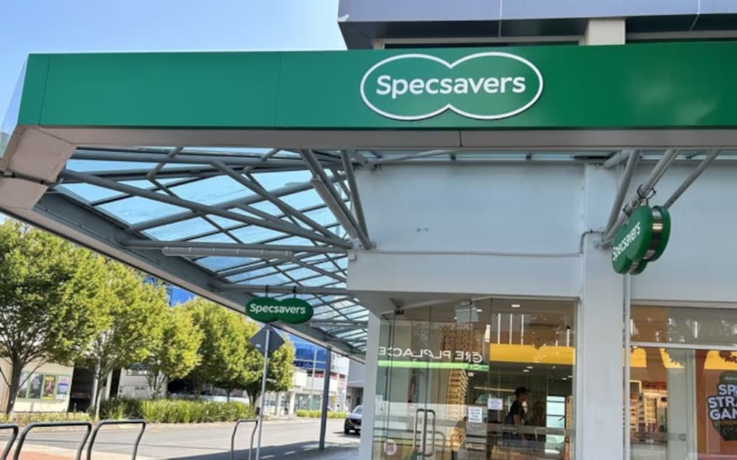 Shoplifter Kenneth Waaka threatened to rape and kill a Hamilton Specsavers staff member while stealing six pairs of glasses, in one of several incidents days apart last year.