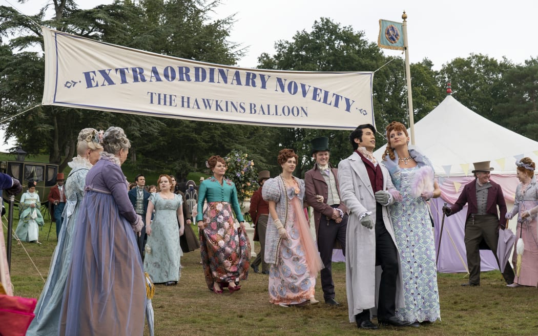 Bridgerton. (L to R) Luke Thompson as Benedict Bridgerton, Nicola Coughlan as Penelope Featherington, Polly Walker as Lady Portia Featherington, Harriet Cains as Philipa Featherington, Lorn Macdonald as Albion Finch, James Phoon as Harry Dankworth, Bessie Carter as Prudence Featherington in episode 303 of Bridgerton. Cr. Liam Daniel/Netflix © 2024