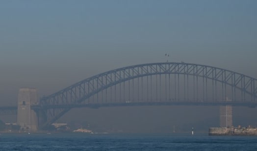 Smoke from bushfires blanket Sydney on November 19, 2019. - Sydney woke up to a thick blanket of smoke as New South Wales warns residents of the dangers amid severe fire dangers and hot, windy weather.