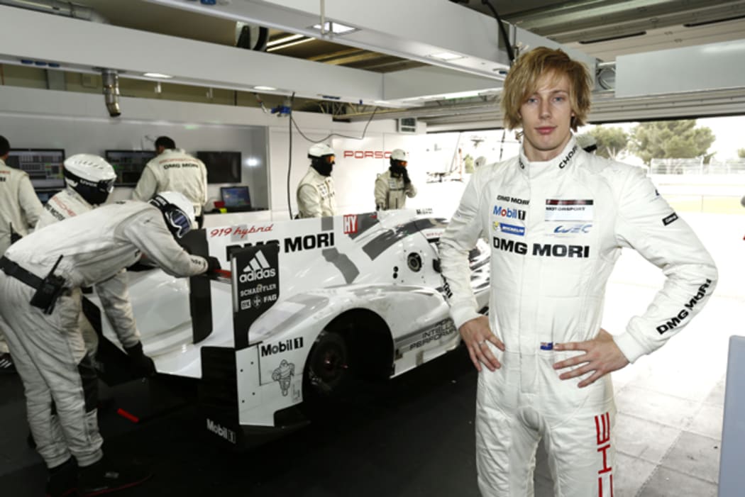 Hartley next to his Porsche 919 sportscar.