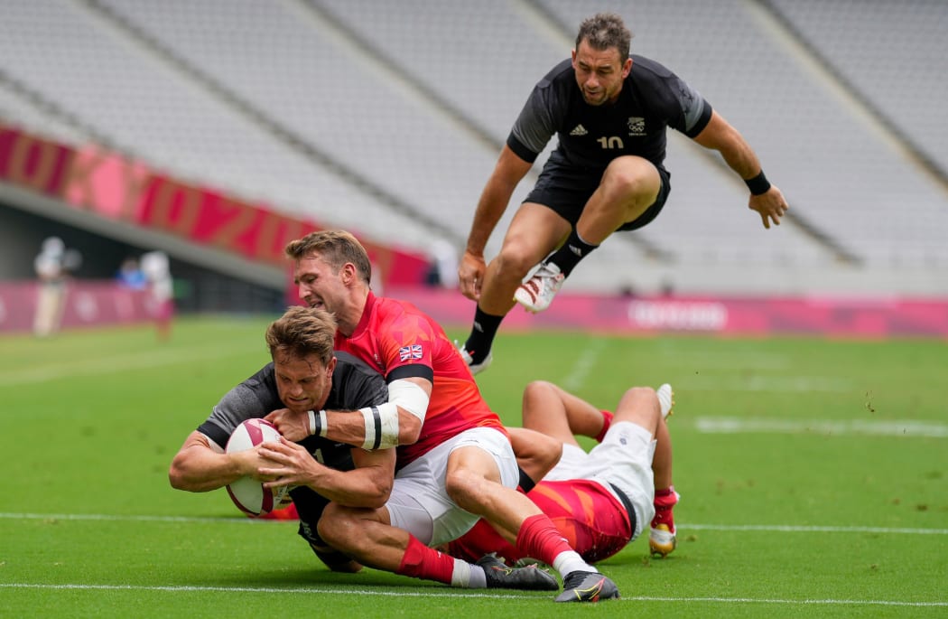 Scott Curry dives in for a tiry. New Zealand v Great Britain,  Mens rugby sevens semi final, Tokyo 2020 Olympic Games. Tuesday 27th July 2021. Mandatory credit: © John Cowpland / www.photosport.nz