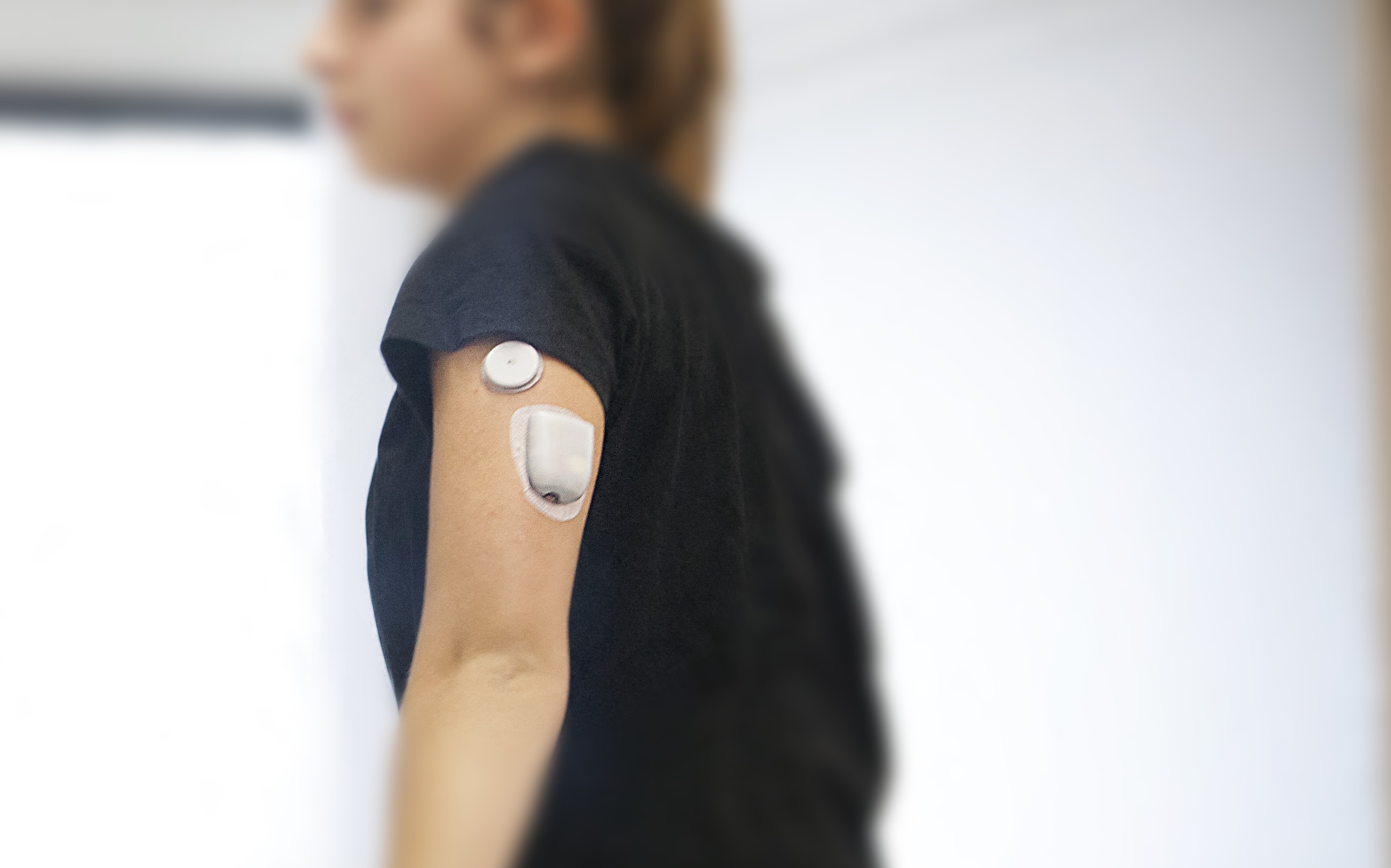 Reportage on the daily life of Manuella, a 13-year old teenager who has type 1 diabetes. She was diagnosed when she was 9. She has a glucose sensor and insulin pump. The glucose sensor enables Manuella to check blood sugar levels regularly and easily, by scanning with the device