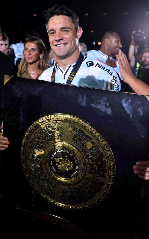 Dan Carter holds the Top 14 trophy