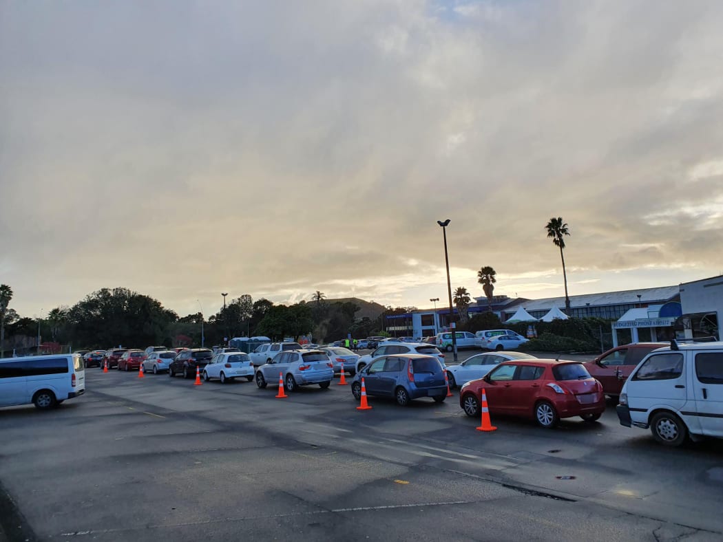 People lining up in their cars to be tested for Covid-19 in Balmoral, Auckland