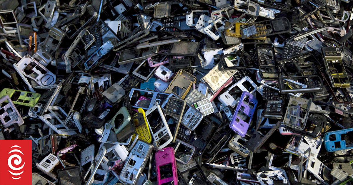 E waste why so much junk. Утилизация телефонов. Свалка старых смартфонов. Айфоны. Electronic waste