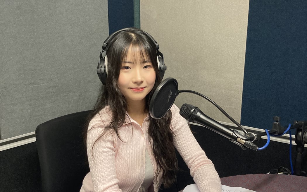Violinist Chloe Chua in the RNZ Auckland studio.