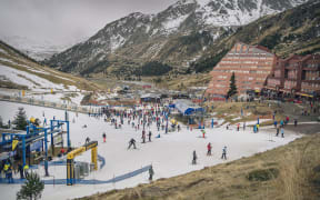 Spain, Jaca, 02-01-2024. Snow is rare in the ski resort of Astun a Jaca in Spain. Photography by Idriss Bigou-Gilles / Hans Lucas.
Espagne, Jaca, 02-01-2024. La neige se fait rare dans la station de ski d Astun a Jaca en Espagne. Photographie d Idriss Bigou-Gilles / Hans Lucas. (Photo by Idriss Bigou-Gilles / Hans Lucas / Hans Lucas via AFP)