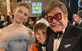 Elton John with Roman Griffin Davis and Thomasin McKenzie from JoJo Rabbit at the 2020 Golden globes.