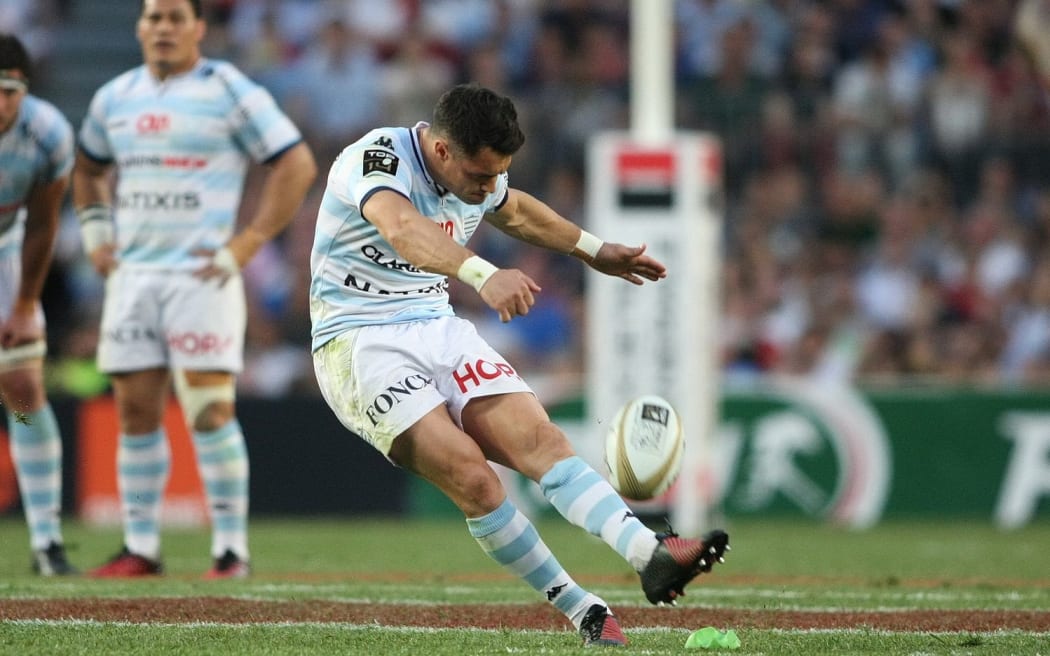 Dan Carter kicks a penalty of Racing Metro in the 2016 Top 14 final.