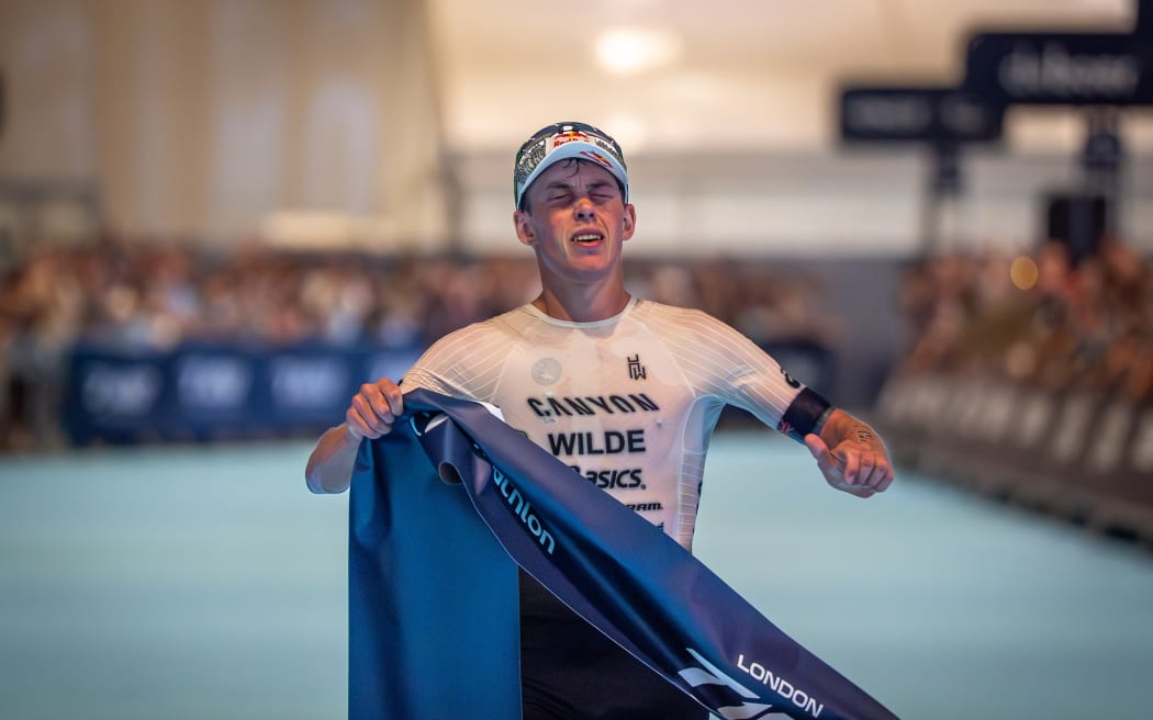 LONDON, ENGLAND - AUGUST 09: In this handout image provided by T100 Triathlon, Hayden Wilde of New Zealand wins the Men's London T100 Triathlon at Excel London on August 9, 2025 in London, England. (Photo by T100 Triathlon via Getty Images)