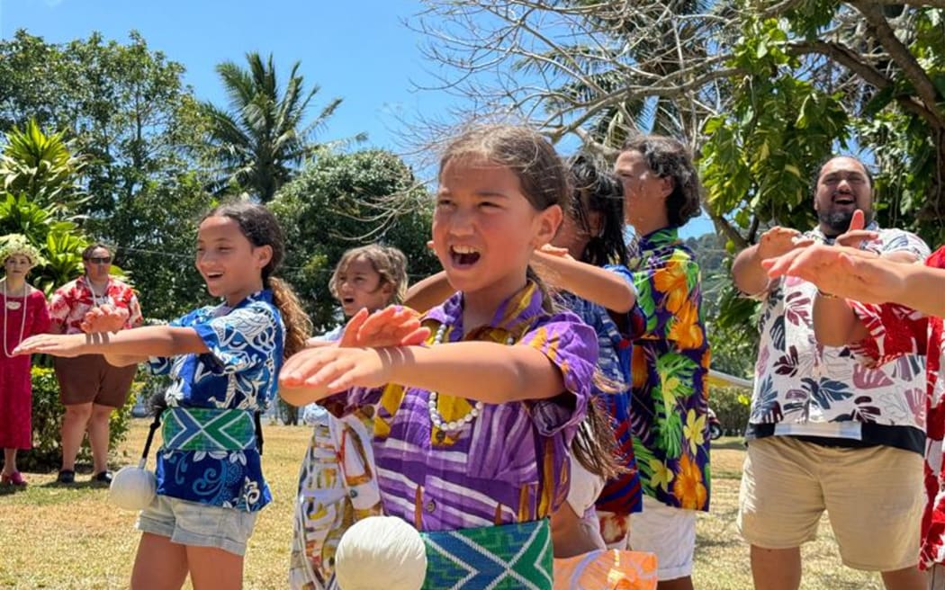 Ngā Tamariki Mānihera, a music performance group from Ngātiwai, Ngāpuhi-nui-tonu all of the Tai Tokerau area and Muriwhenua in Rarotonga thanking former ariki's wife for her hospitality.