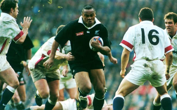 Jonah Lomu on the charge, New Zealand All Blacks v England, international rugby union test match, 1997.