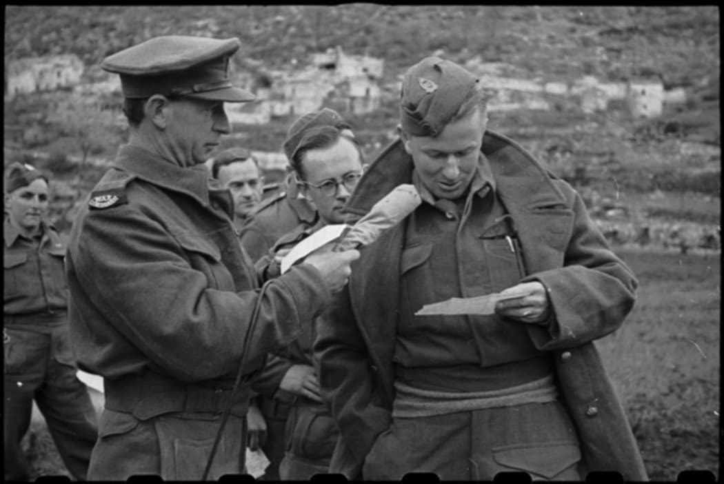 Bull, George Robert, 1910-1996. Archibald Curry, NZ Broadcasting Unit, recording a message from a New Zealander on the Cassino Front, Italy - Photograph taken by George Bull. /records/22702529
