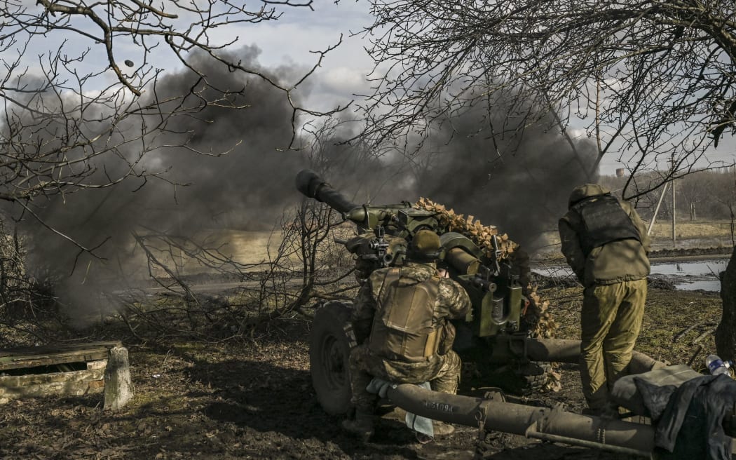 Ukrainian servicemen fire a 105mm Howitzer towards Russian positions, near the city of Bakhmut, on March 4, 2023. (Photo by Aris Messinis / AFP)