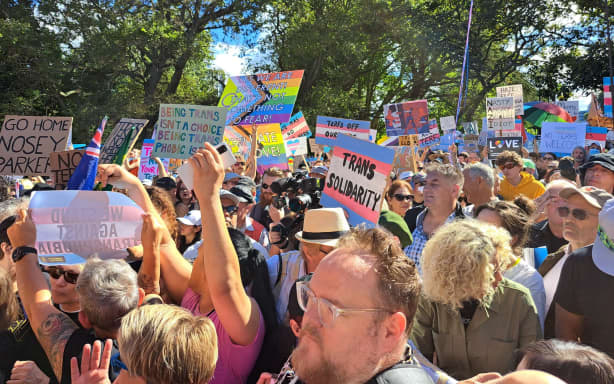 Posie Parker rally: Hundreds counter protest at Albert Park | RNZ