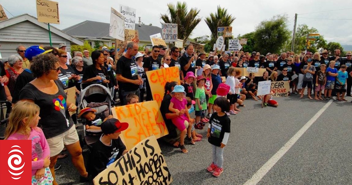 Small town turns out to protest police plan | RNZ News