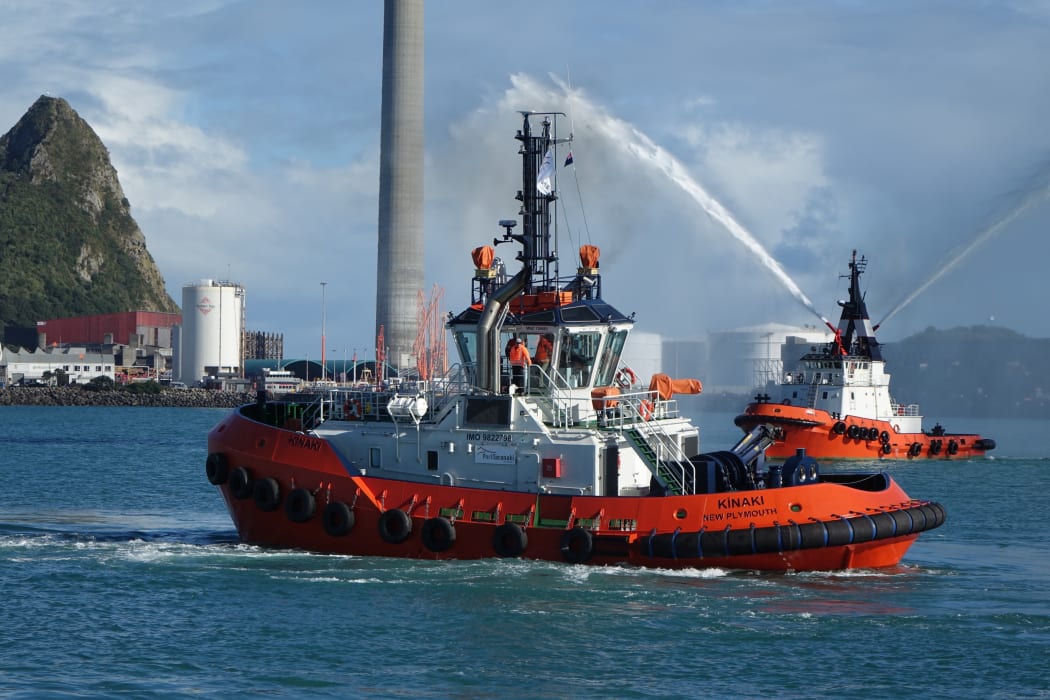 Tugboat, Kīnaki, arriving in New Plymouth.