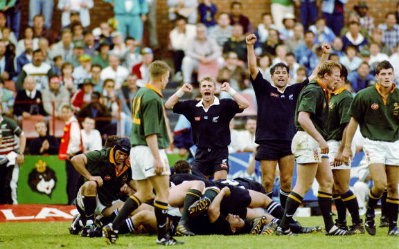 Justin Marshall (L) and Zinzan Brooke celebrate the series win in South Africa at Loftus Versfeld, Pretoria, 1996.
